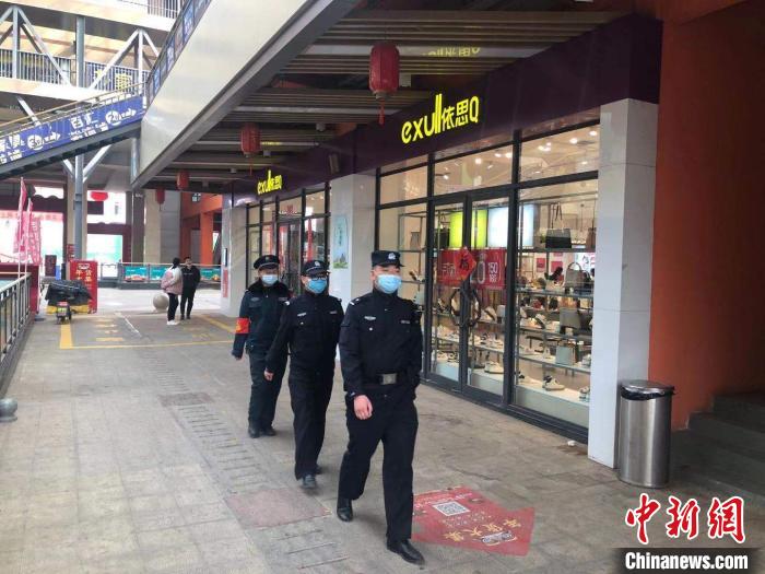 张东方来到辖区内的一家大型商城。人们大多在家准备过年,商城里已没多少顾客。张东方和同事进行巡视,询问商城安保人员的春节值班安排。 李庭耀 摄 张东方来到辖区内的一家大型商城。人们大多在家准备过年,商城里已没多少顾客。张东方和同事进行巡视,询问商城安保人员的春节值班安排。 李庭耀 摄