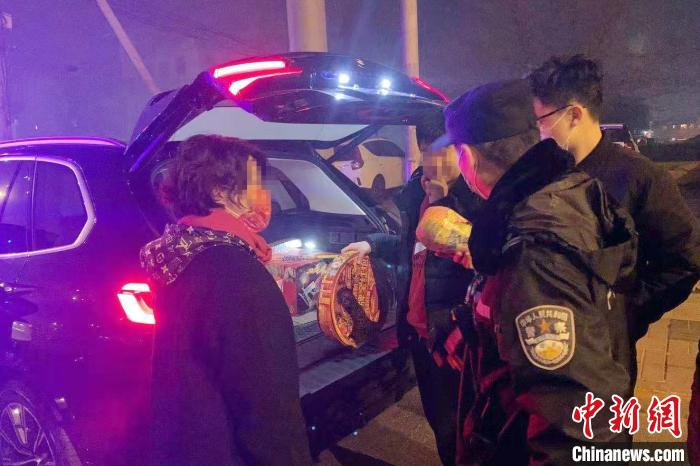 朝阳公安分局民警劝阻违规燃放人员。北京警方供图 朝阳公安分局民警劝阻违规燃放人员。北京警方供图