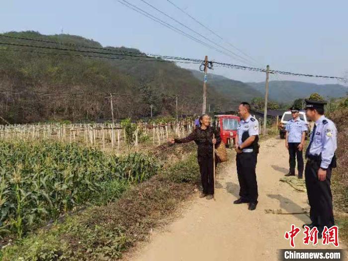 图为森警向当地农民了解情况。　缪超 摄