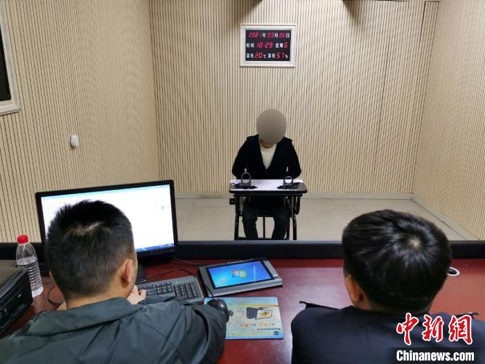 审讯犯罪嫌疑人 杨军 摄 审讯犯罪嫌疑人 杨军 摄