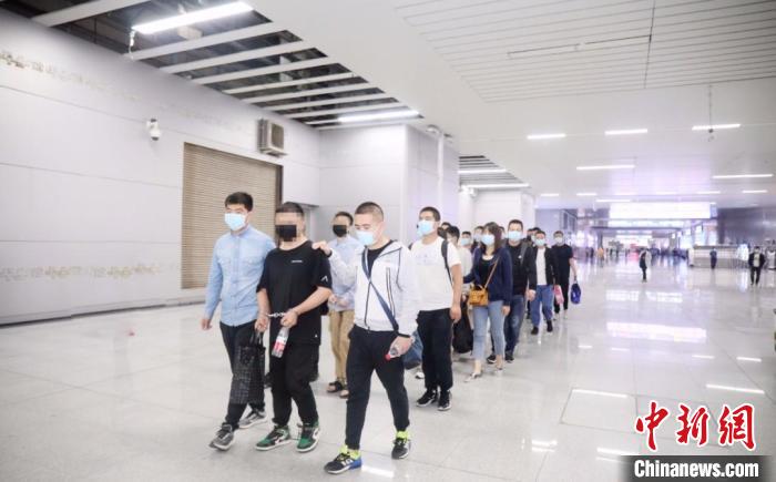 8名犯罪嫌疑人均被依法刑事拘留,案件正在进一步侦办中。 晋城市公安局供图 8名犯罪嫌疑人均被依法刑事拘留,案件正在进一步侦办中。 晋城市公安局供图