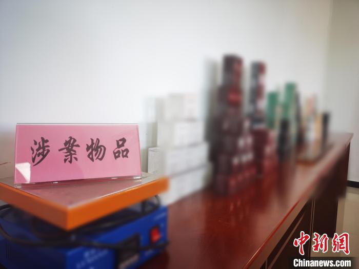 北京警方缴获的假冒知名品牌化妆品。 北京警方供图 北京警方缴获的假冒知名品牌化妆品。 北京警方供图