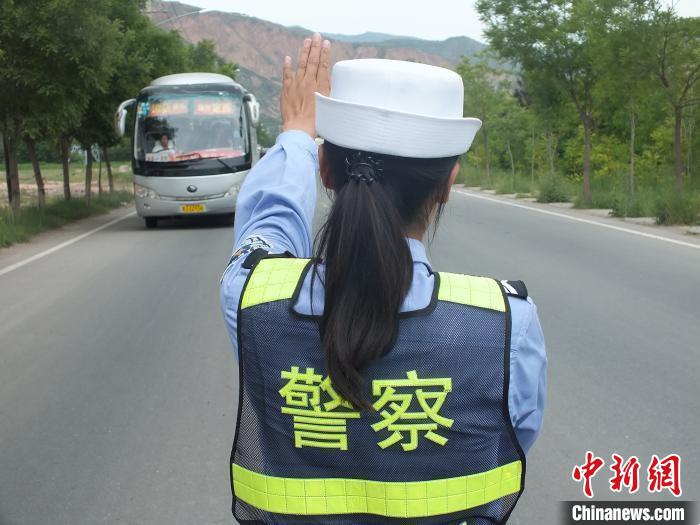 图为交警巡逻检查车辆。(资料图) 　史静静 摄