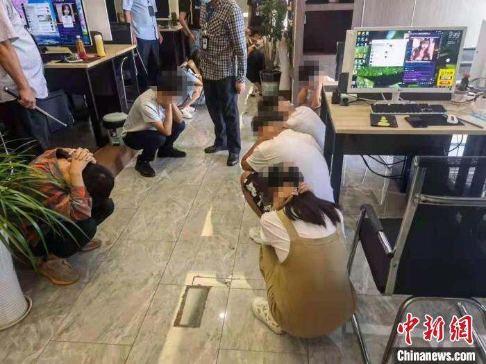 重庆警方摧毁两个特大网络直播诈骗犯罪集团抓获嫌犯218人