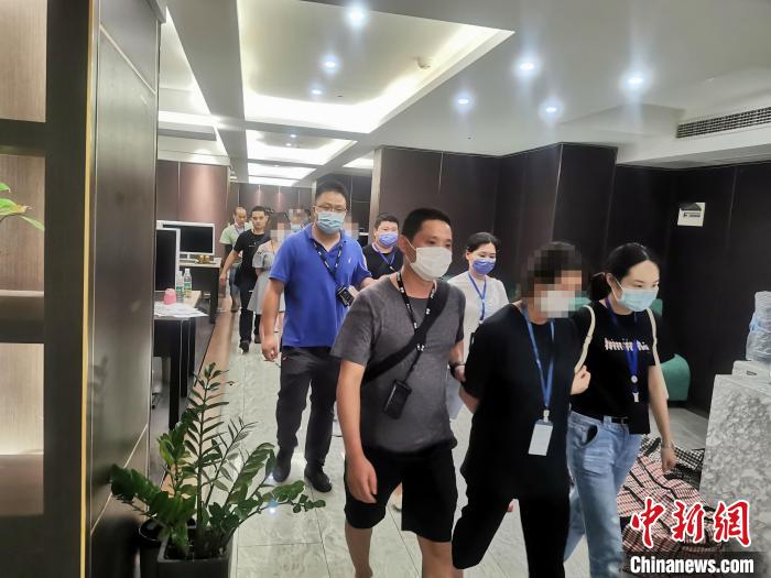 图为警方将犯罪嫌疑人抓捕归案。 重庆市公安局两江新区分局供图 图为警方将犯罪嫌疑人抓捕归案。 重庆市公安局两江新区分局供图