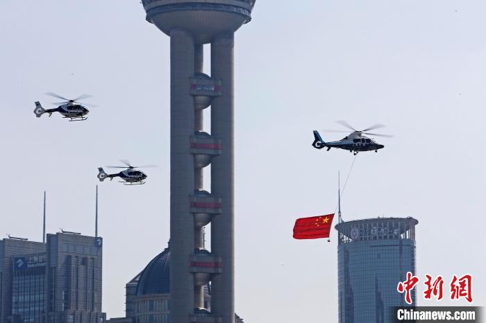 上海公安警用直升机国庆节挂国旗巡飞