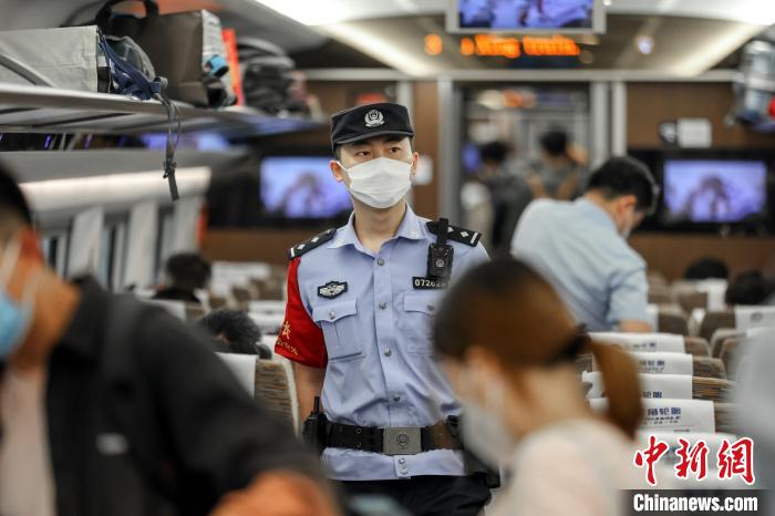 各地铁路公安国庆假期严打“盗抢骗”，用“警察蓝”守护“中国红” 公安部铁路公安局供图