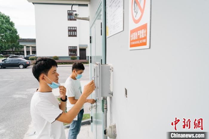 某危化品企业负责人接受线上监管。 陈权 摄 某危化品企业负责人接受线上监管。 陈权 摄