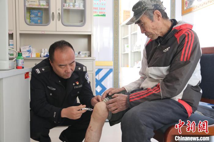 图为阿古达木为牧民治病。　牛鑫 摄