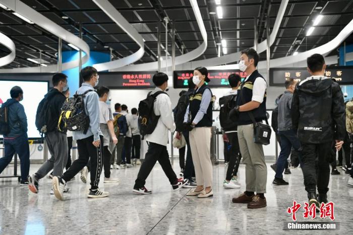 11月19日下午，香港警务处、入境处、海关、消防处等跨部门反恐专责组在广深港高铁西九龙站进行代号“虎速”的跨部门反恐演习。是次演习的主要目的是强化跨部门反恐专责组与各部门于整合反恐情报及应对恐袭事件的应变能力，同时提高公众对反恐工作的认知。演习模拟收到公众举报有激进团伙正策划针对香港重要基础设施及出入境关口进行袭击。专责组各部门加强相关地点的保安巡逻，并瓦解犯罪团伙。演习于香港高铁西九龙站举行，模拟入境处人员进行截查工作。 李志华 摄