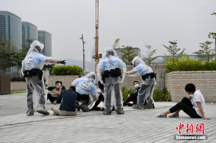 演习模拟疑犯于人群中发动“生化辐核”袭击，警方协助现场伤者。 李志华 摄