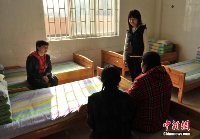 资料图:成都市妇女维权救助中心,图为工作人员与受救助妇女谈心。<a target='_blank' href='/Upload/History/'>中新社</a>记者 刘忠俊 摄 资料图:成都市妇女维权救助中心,图为工作人员与受救助妇女谈心。<a target='_blank' href='/Upload/History/'>中新社</a>记者 刘忠俊 摄