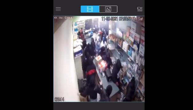 资料图:监控视频显示,数十人冲进美国加州威尔斯普林斯药店抢药品。图片来源:威尔斯普林斯药店监控截图 资料图:监控视频显示,数十人冲进美国加州威尔斯普林斯药店抢药品。图片来源:威尔斯普林斯药店监控截图