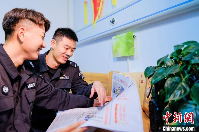 图为拉萨铁路公安处民警在生活区吸上了“保健氧”。 胡传鑫 摄 图为拉萨铁路公安处民警在生活区吸上了“保健氧”。 胡传鑫 摄