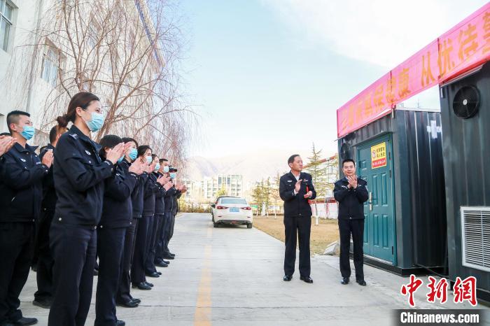 西藏高原铁警获配制氧机铁路工作“有氧”保障