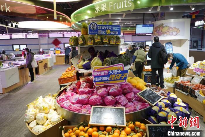 在肉类、蔬菜、水果等各类农副产品摊位前,都能看到反诈宣传标语。 上海静安警方供图 在肉类、蔬菜、水果等各类农副产品摊位前,都能看到反诈宣传标语。 上海静安警方供图