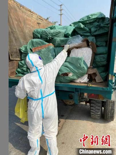 警方查获一辆涉嫌运输未经检验的冷冻肉类制品的车辆。 北海警方供图 警方查获一辆涉嫌运输未经检验的冷冻肉类制品的车辆。 北海警方供图