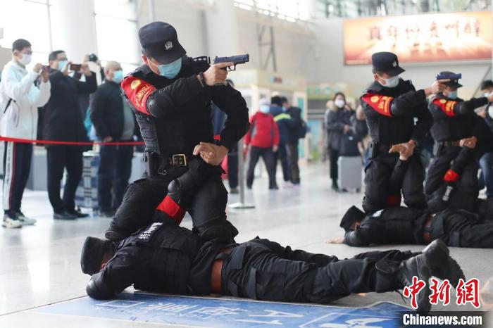 民警表演战术射击枪操。　泱波 摄