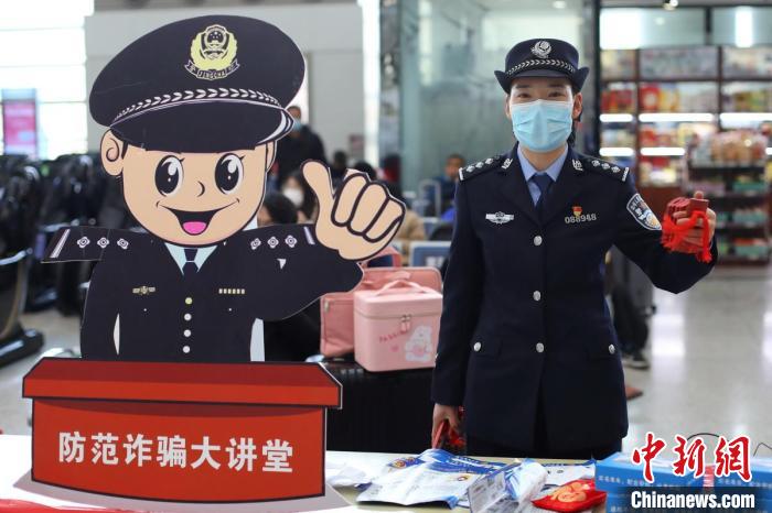 民警用表演快板的形式开展高铁出行安全知识普及 。　泱波 摄
