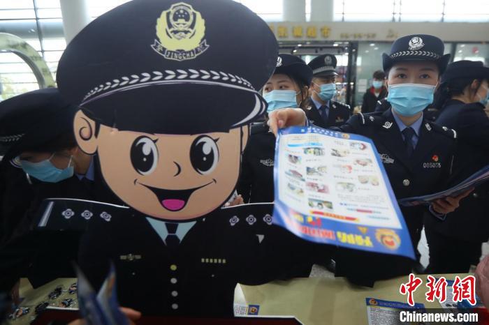 民警开展铁路出行安全知识普及。　泱波 摄