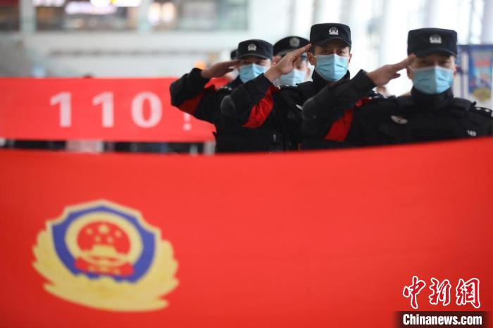 民警参加“你好，110！”主题活动。　泱波 摄