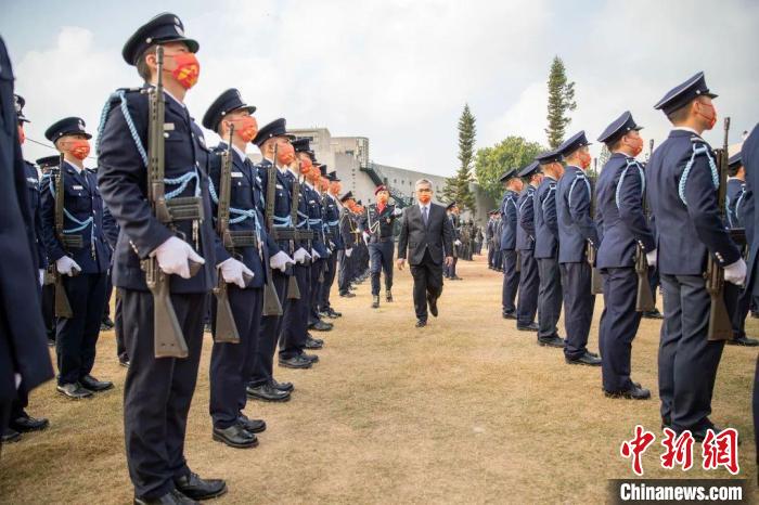 澳门特区政府保安司司长黄少泽检阅受检部队和车队。　澳门警方官网 摄