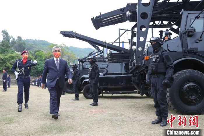 澳门特区政府保安司司长黄少泽检阅受检部队和车队。　澳门警方官网 摄