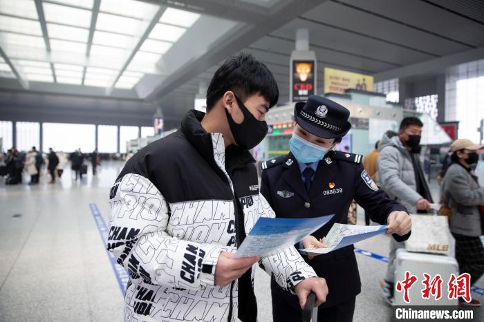 民警为旅客答疑解惑 任宏亮 摄