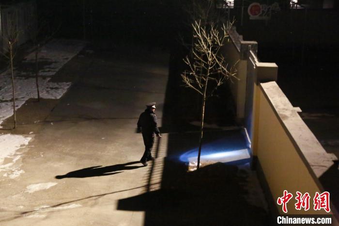 王建华结束夜间安全巡查返回警务区。 安康铁路公安处供图 王建华结束夜间安全巡查返回警务区。 安康铁路公安处供图