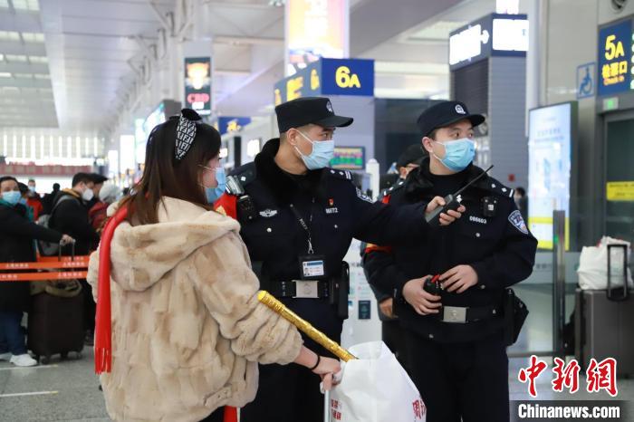图为铁路警方正在车展开展工作。　上海铁路警方供图