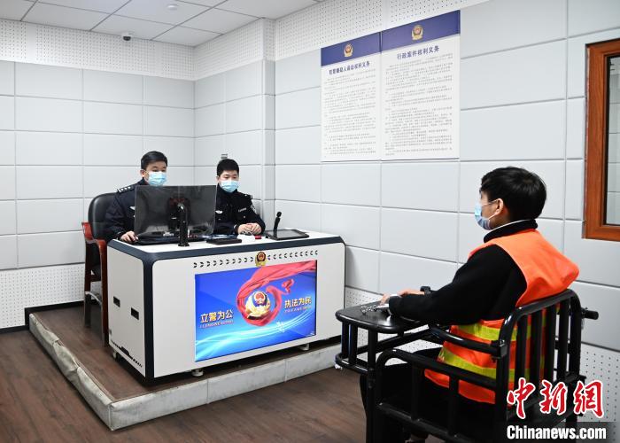 台江分局民警审讯跨境电信网络诈骗案犯罪嫌疑人。　福州市公安局供图
