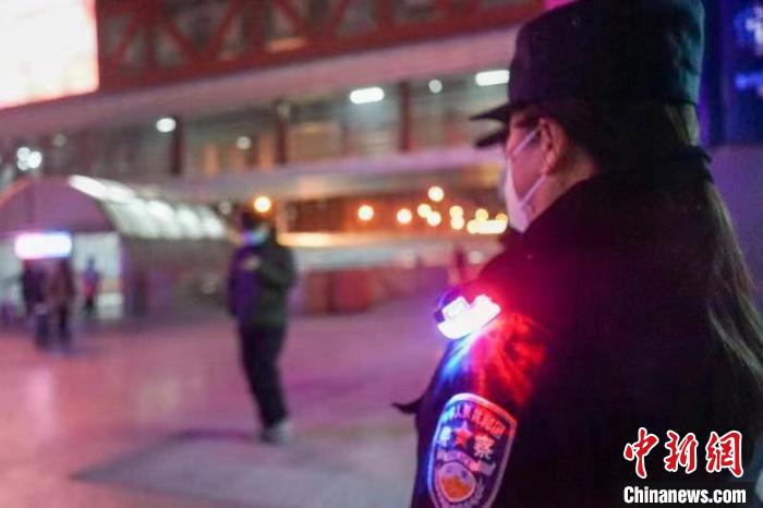 铁警蔡晓静(右一) 孙佳杨 摄