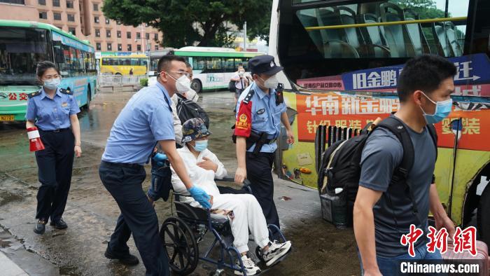 暴雨致铁路中断 广铁警方全力护航停运列车旅客转运 广铁警方供图 暴雨致铁路中断 广铁警方全力护航停运列车旅客转运 广铁警方供图
