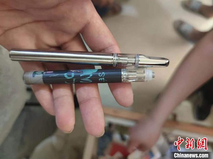 警方强化打击新型毒品犯罪,密切关注“新列管物质”“新贩运方式”“新滥用种类”等涉毒新动向。 上海警方供图 警方强化打击新型毒品犯罪,密切关注“新列管物质”“新贩运方式”“新滥用种类”等涉毒新动向。 上海警方供图