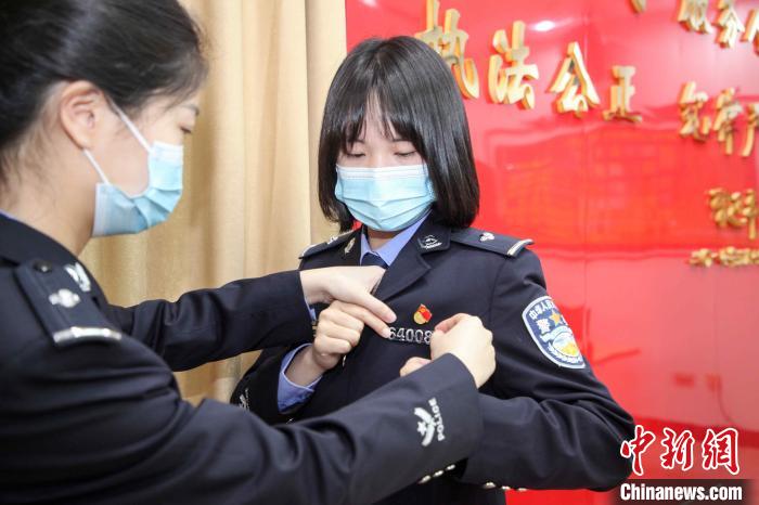 4月1日民警为胡雨恬佩戴640085警号。　三明公安供图