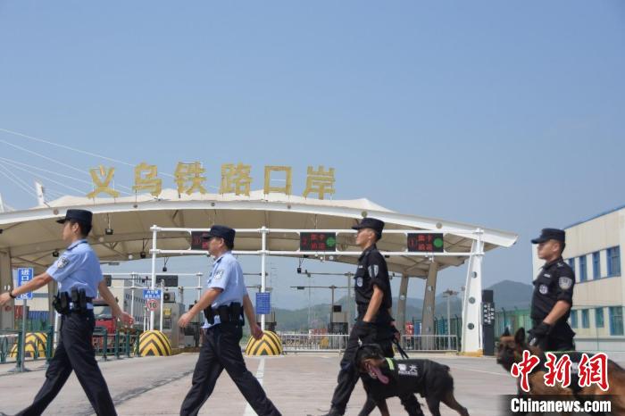 郑志军(左二)和同事在义乌铁路口岸巡逻。　焦志强 摄
