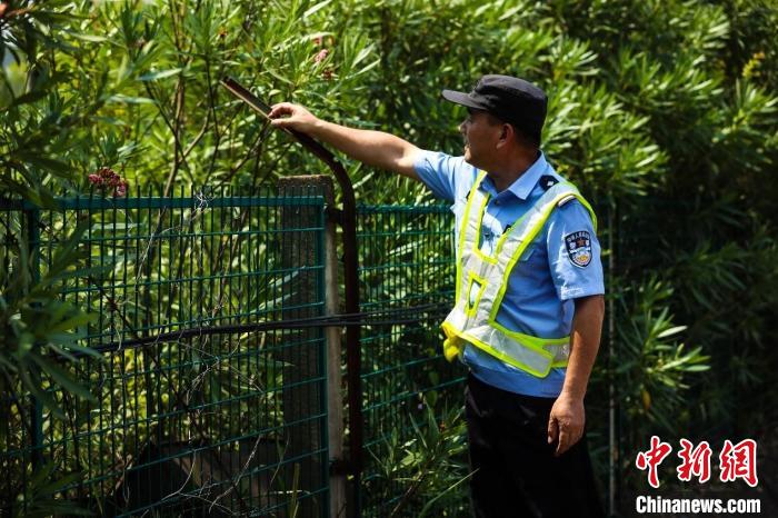 郑志军检查相关线路。　王荐裴 摄
