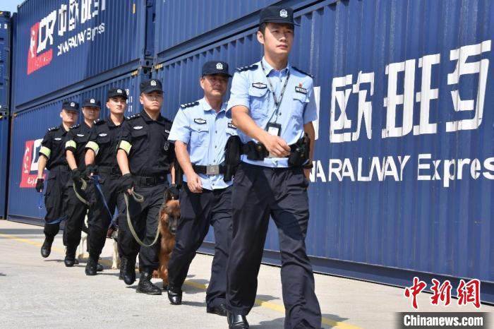 【十年@每一个奋斗的你】铁警守护“义新欧”中欧班列起点：不惧高温日行上万步