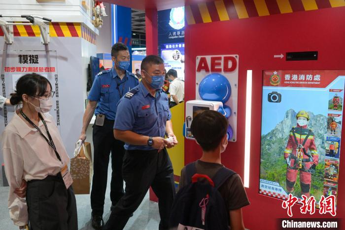 香港市民透过合成照方式一尝身穿消防员的服饰。　陈永诺 摄