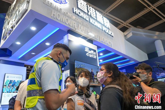 香港警队展位吸引年轻人。　陈永诺 摄