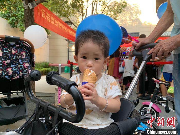 图为小孩子在吃“反诈冰淇淋”。　陈沿佑 摄