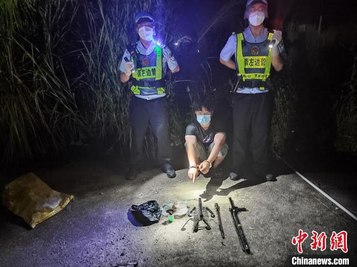 图为民警查获组装气枪1支 广西出入境边防检查总站供图