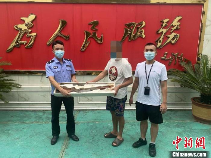 图为民警收到群众上交单管猎枪1支、猎枪弹6枚 广西出入境边防检查总站供图