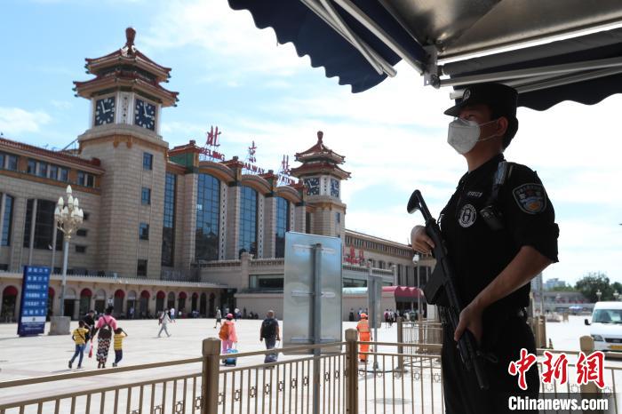 暑运期间北京铁路警方强化站区治安管控，维护站区治安秩序。　卢忠凯 摄