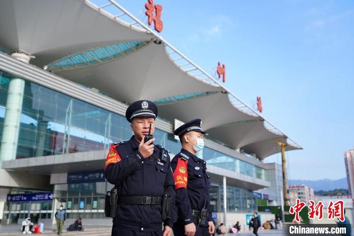 杨仁德(左一)在福州站执勤一线。　福州铁路公安处 供图