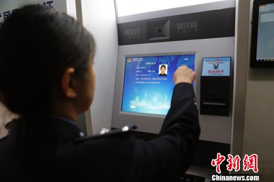 图为上海首台“自助式居民身份证申请机”。　供图 申海 摄