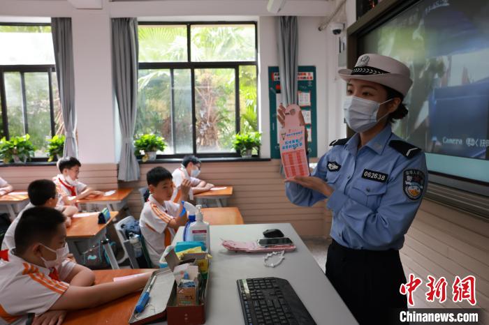 上海百万名中小学生开学警方多措并举护校