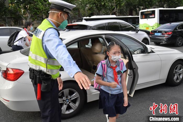 上海警方结合夏季治安打击整治“百日行动”，多措并举保障上海市各校开学工作有序开展。　上海警方供图