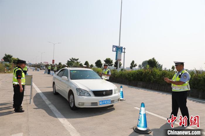 广东茂名警方智慧警务衔接传统警务350余人被抓现形