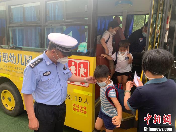 9月1日至7日，上海警方将组织开展校车和接送学生车辆交通违法整治集中行动。　上海警方供图